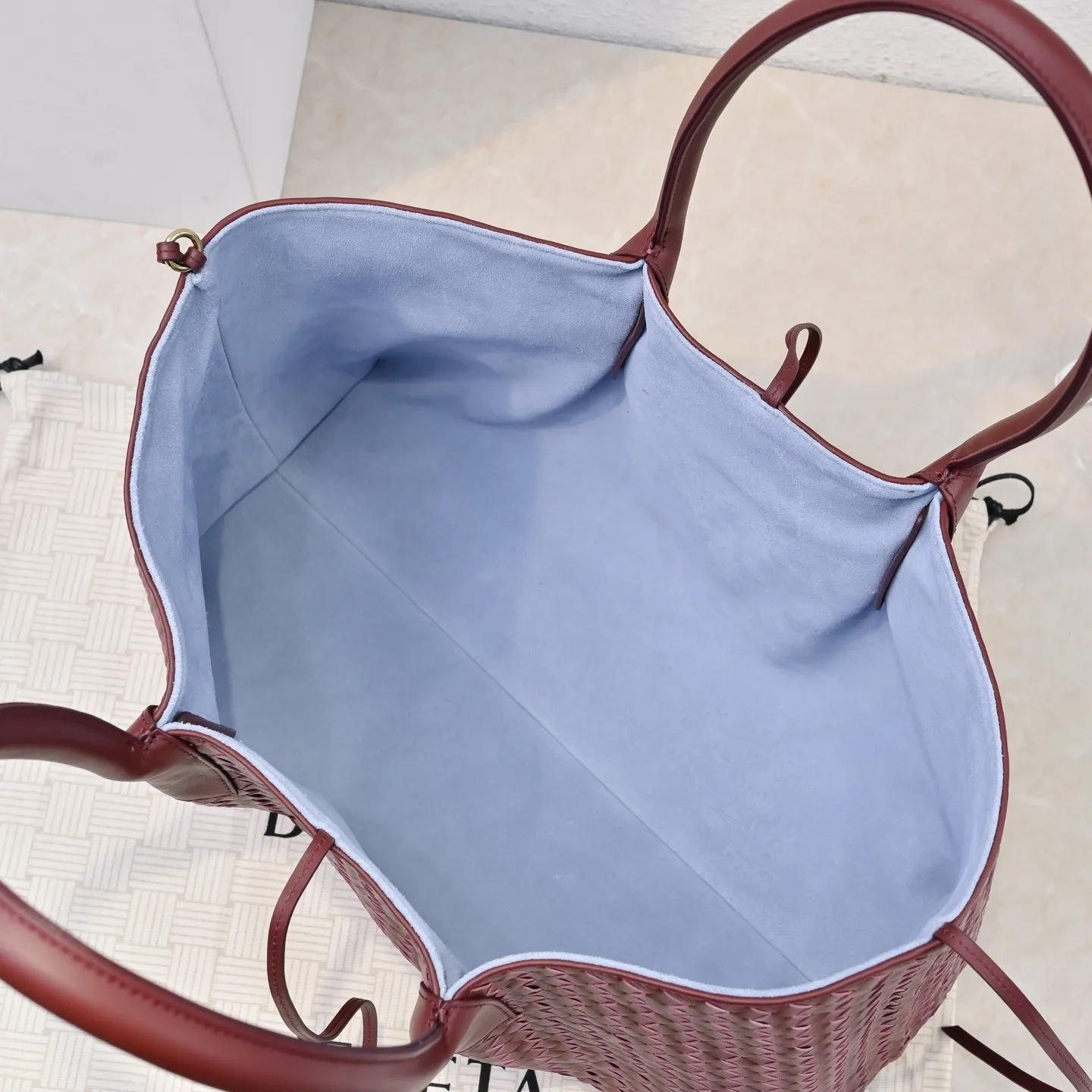 Batch 2660 Bv 2025 early spring series Pinacoteca medium tote handbag. The front is made of classic Intreccia woven cow leather. It is low-key and luxurious. The flip side is made of warm suede. It instantly switches to a lazy and casual style. It has a large internal capacity. It is no pressure to carry a computer for commuting. It is also thoughtfully matched with a small detachable bag. It feels full and full of security. The woven texture is so delicate that you can't put it down. The highlight is that it is super versatile. Come and get your new bag😝 Model: 7166 Size: 23*43*14.5cm